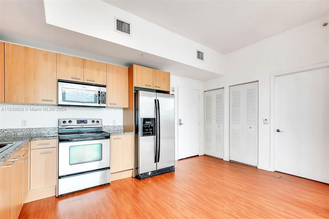 Recently Rented: $2,050 (1 beds, 1 baths, 754 Square Feet)