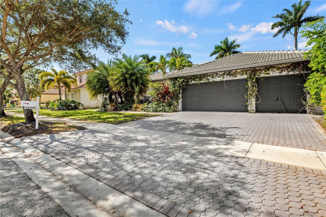 Recently Sold: $999,000 (4 beds, 3 baths, 3140 Square Feet)