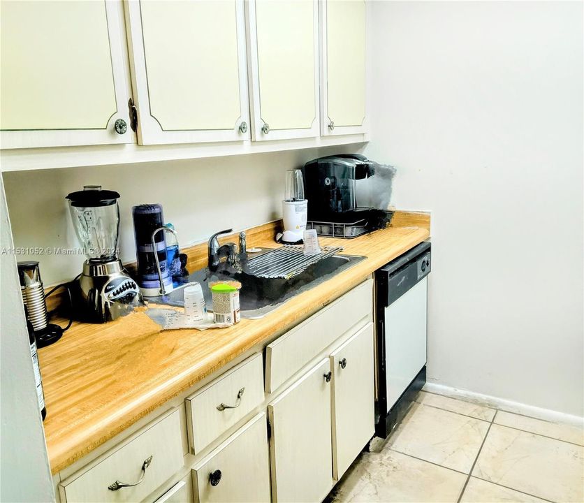 For Sale: $209,900 (1 beds, 1 baths, 635 Square Feet)