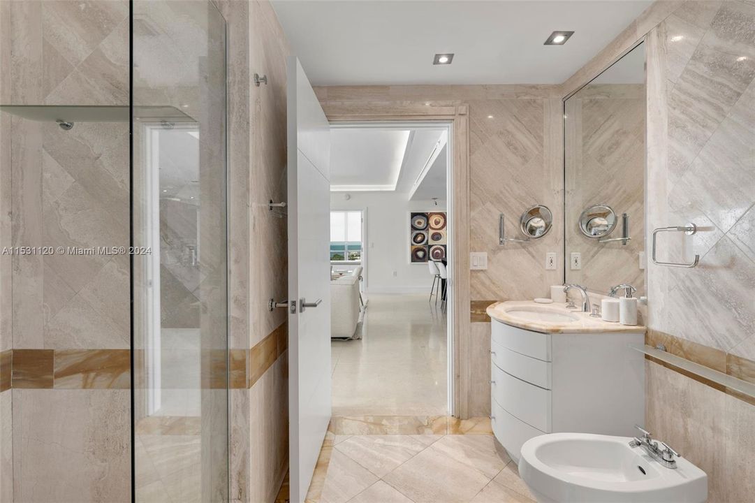 For Rent: $35,000 (3 beds, 3 baths, 2717 Square Feet)