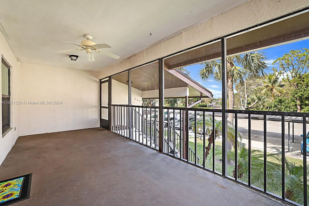 Entry with Screen Patio