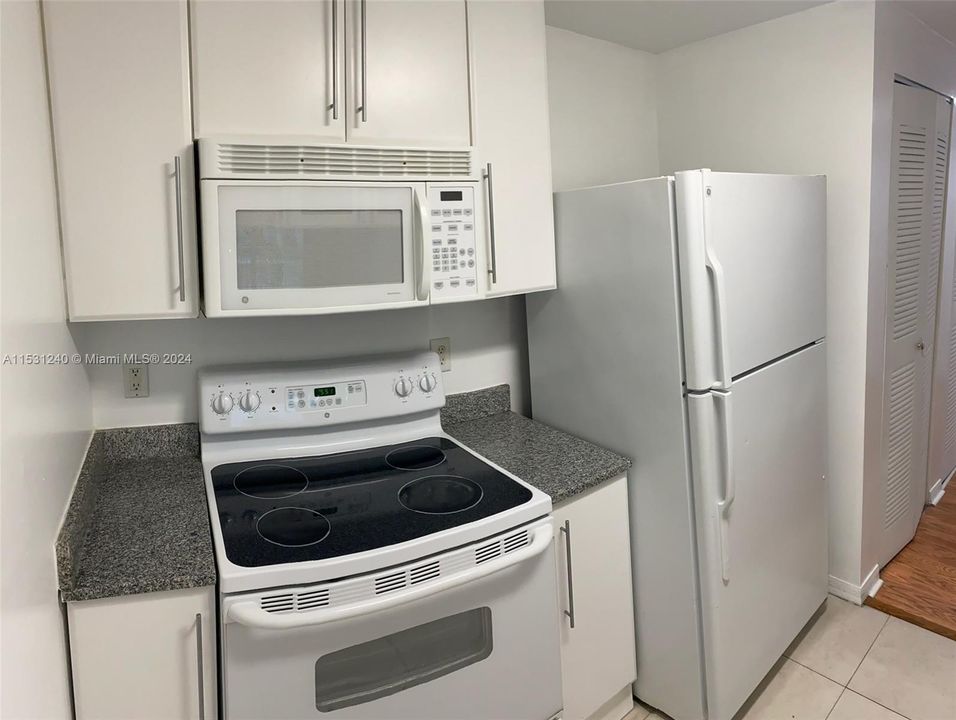 For Sale: $397,000 (2 beds, 2 baths, 1040 Square Feet)