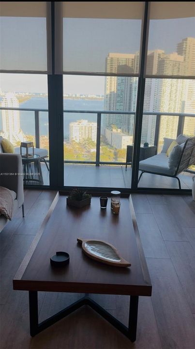 Recently Rented: $5,500 (1 beds, 2 baths, 725 Square Feet)