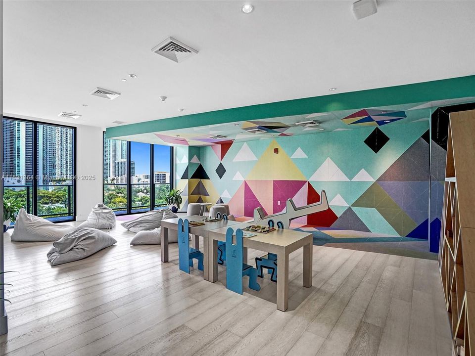 Recently Rented: $5,500 (1 beds, 2 baths, 725 Square Feet)