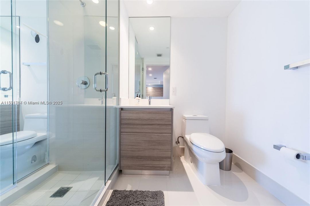 Recently Rented: $5,500 (1 beds, 2 baths, 725 Square Feet)