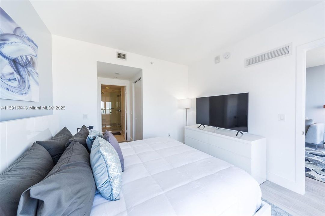 Recently Rented: $5,500 (1 beds, 2 baths, 725 Square Feet)