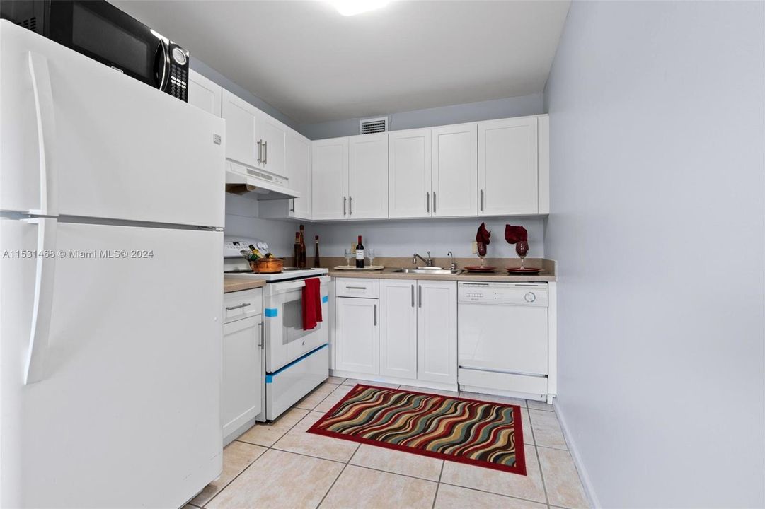 Active With Contract: $195,000 (2 beds, 2 baths, 933 Square Feet)