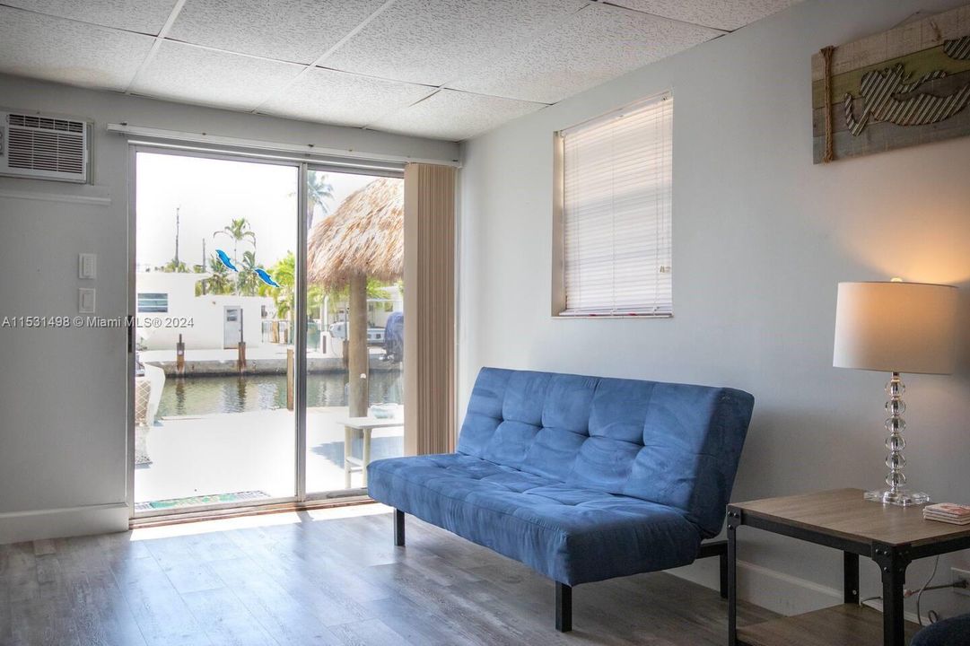 Active With Contract: $3,900 (2 beds, 1 baths, 956 Square Feet)