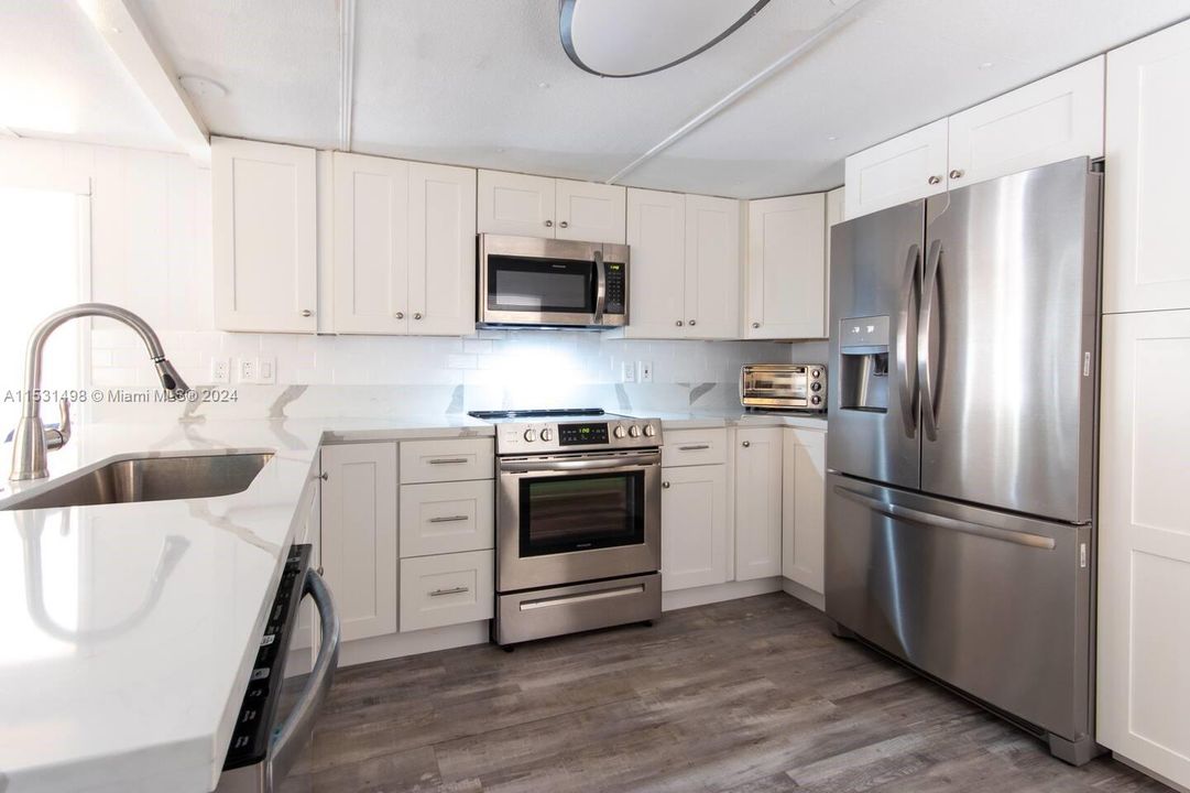 Active With Contract: $3,900 (2 beds, 1 baths, 956 Square Feet)