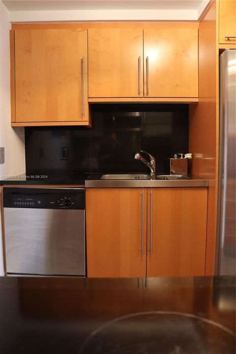 For Sale: $915,000 (1 beds, 1 baths, 808 Square Feet)