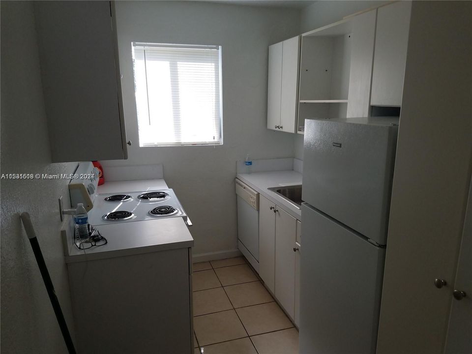 Active With Contract: $195,000 (1 beds, 1 baths, 430 Square Feet)
