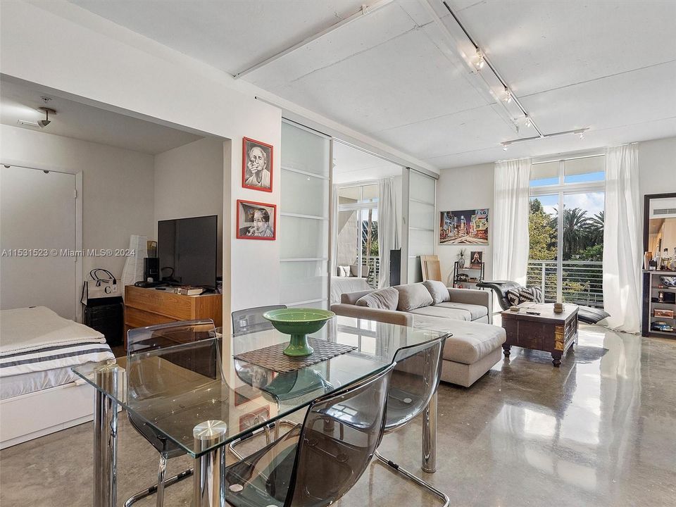 For Sale: $648,000 (1 beds, 1 baths, 966 Square Feet)