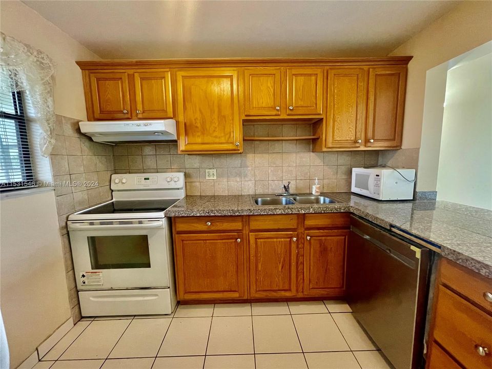 For Sale: $175,000 (1 beds, 1 baths, 810 Square Feet)