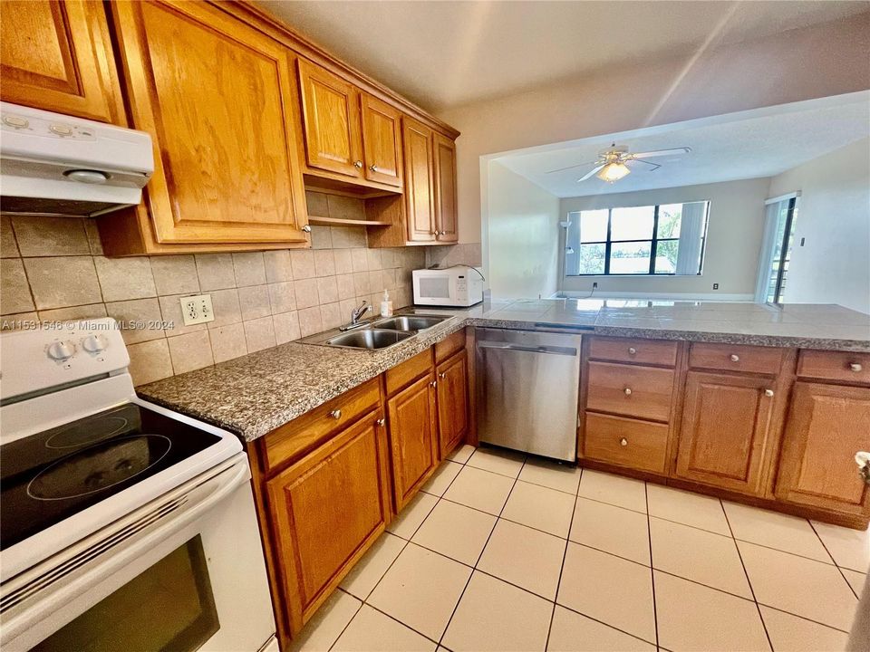 For Sale: $169,000 (1 beds, 1 baths, 810 Square Feet)