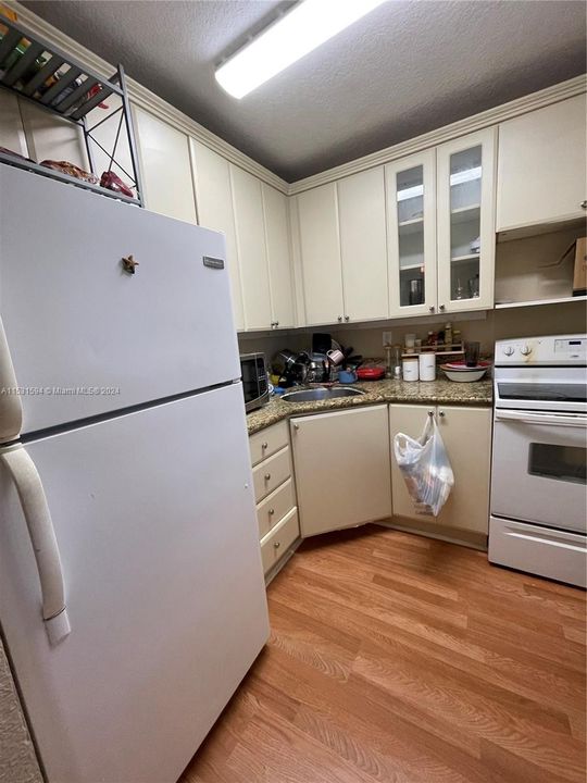For Sale: $194,900 (1 beds, 1 baths, 664 Square Feet)