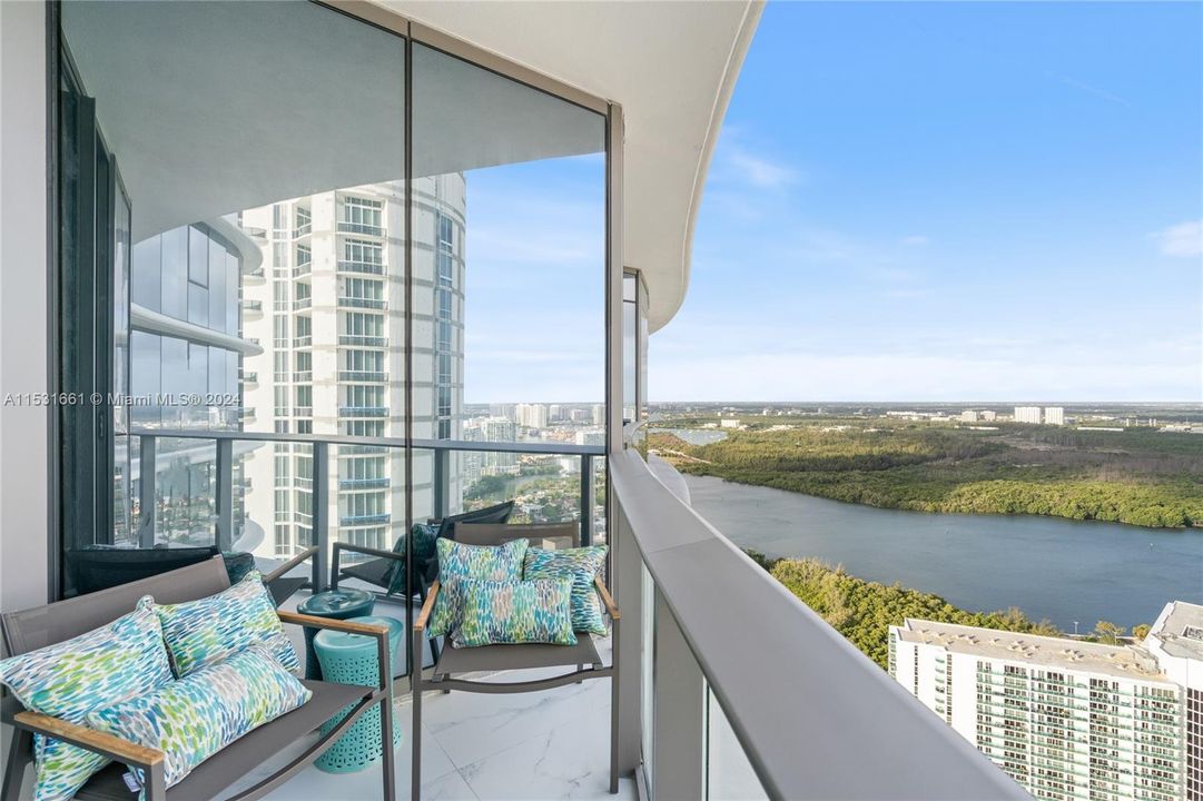 Active With Contract: $3,275,000 (2 beds, 2 baths, 1605 Square Feet)