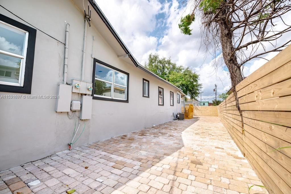 Recently Rented: $2,500 (2 beds, 1 baths, 772 Square Feet)