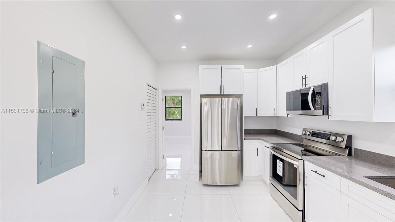 Active With Contract: $459,900 (3 beds, 2 baths, 942 Square Feet)