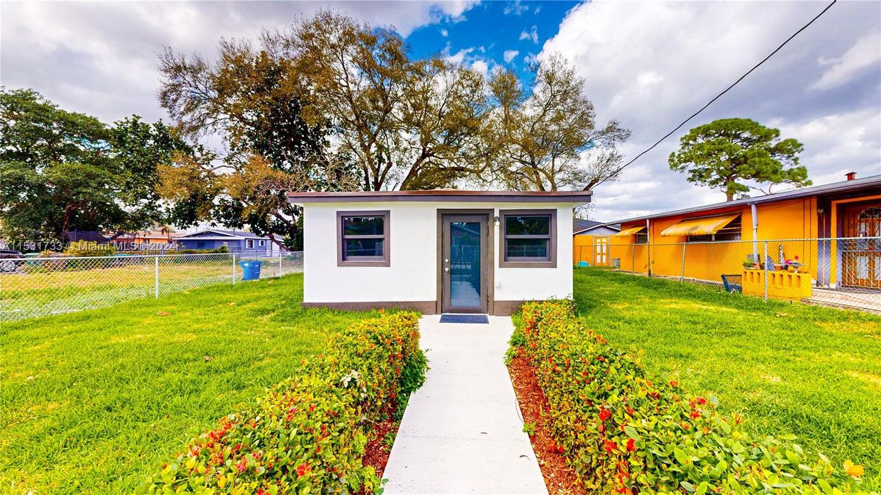 Active With Contract: $459,900 (3 beds, 2 baths, 942 Square Feet)
