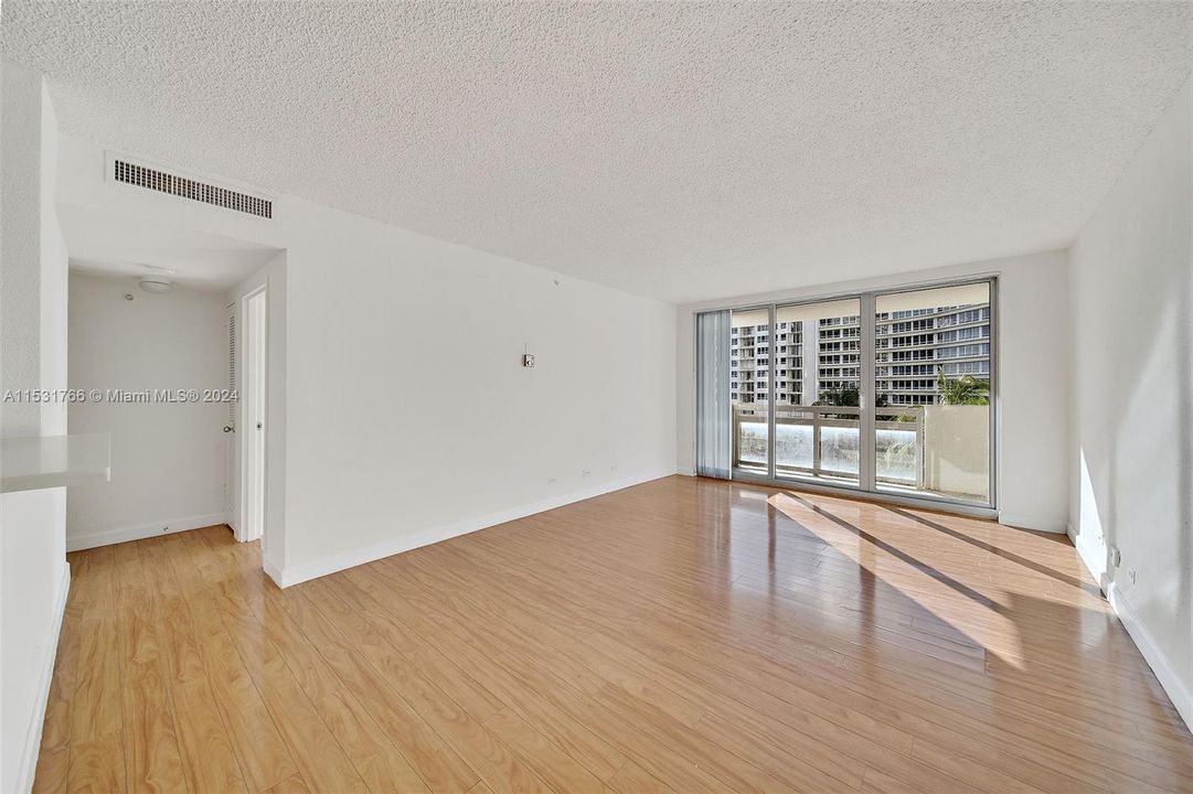 Active With Contract: $2,746 (1 beds, 1 baths, 786 Square Feet)