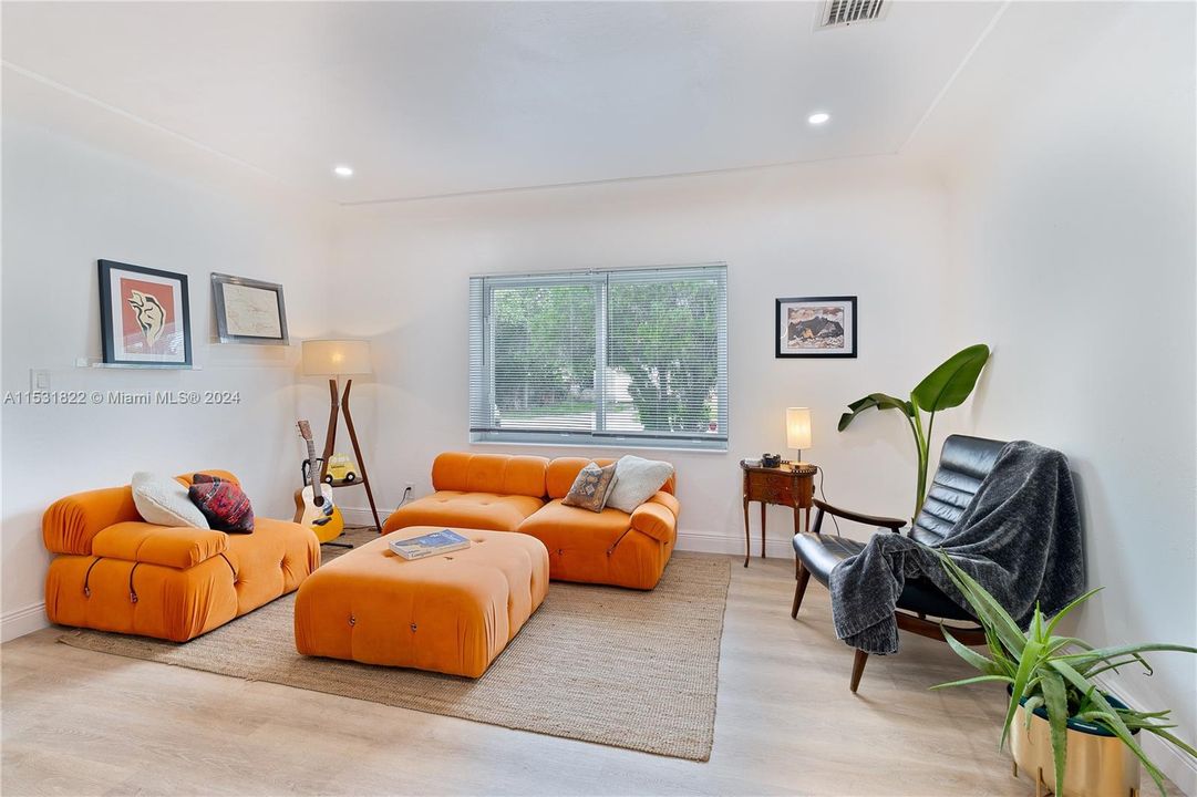 For Sale: $668,800 (3 beds, 2 baths, 885 Square Feet)