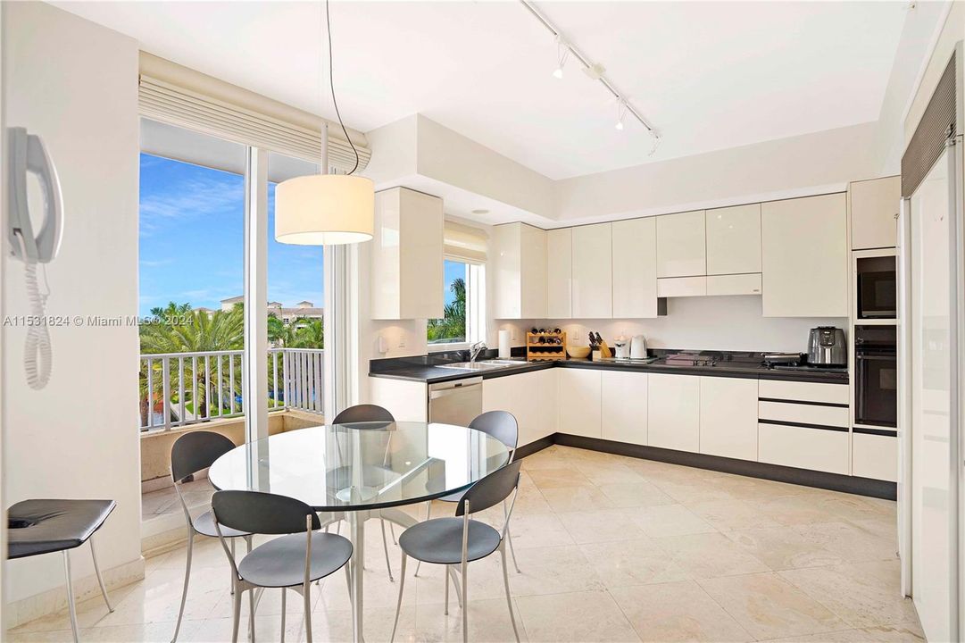 Недавно продано: $2,899,999 (3 спален, 4 ванн, 2500 Квадратных фут)