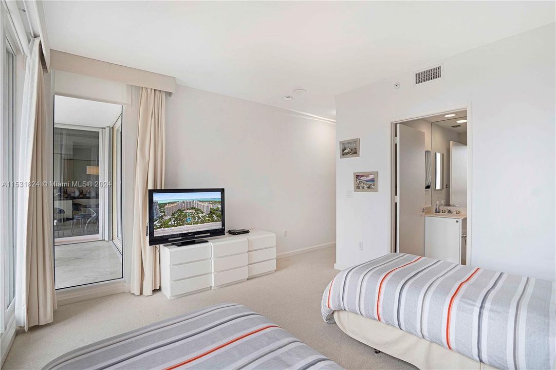 Недавно продано: $2,899,999 (3 спален, 4 ванн, 2500 Квадратных фут)