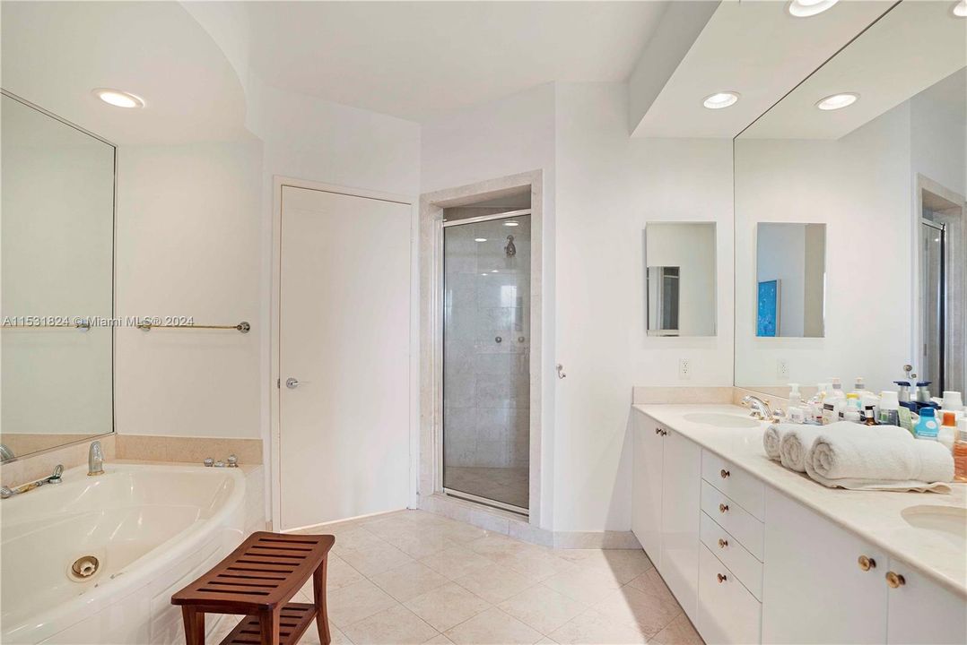 Недавно продано: $2,899,999 (3 спален, 4 ванн, 2500 Квадратных фут)