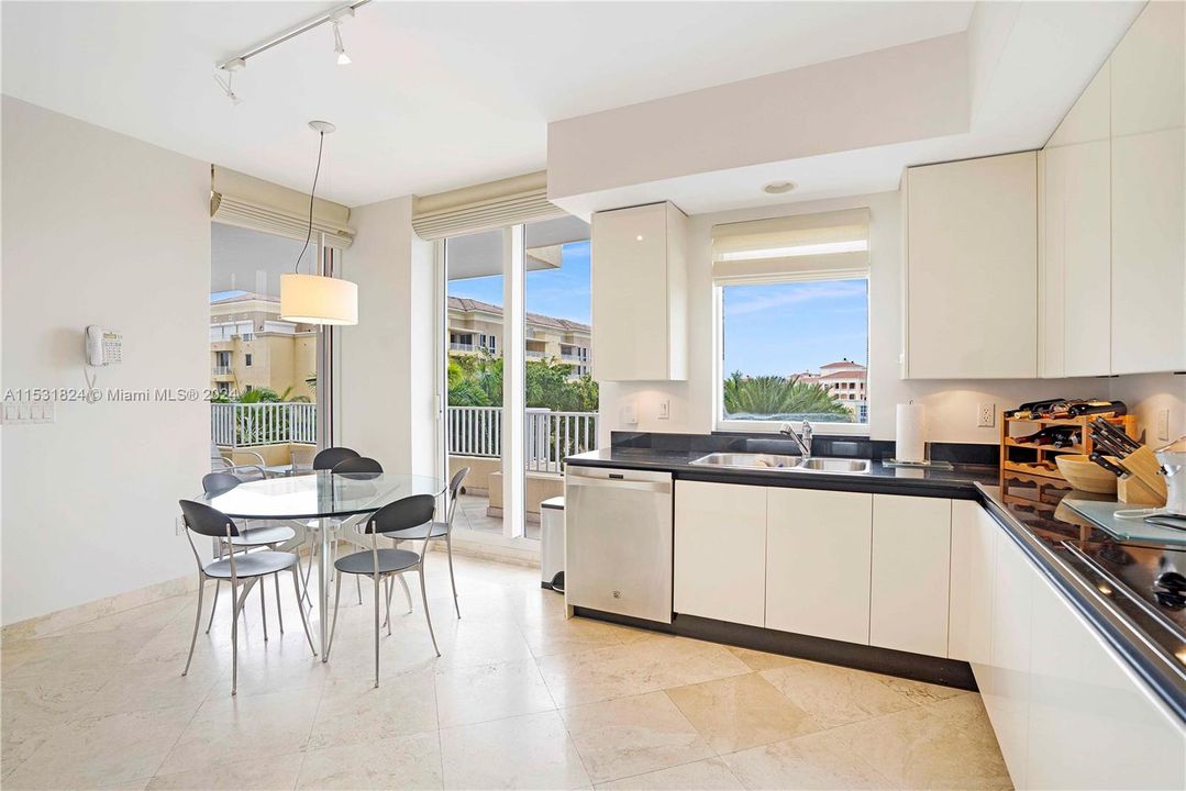 Недавно продано: $2,899,999 (3 спален, 4 ванн, 2500 Квадратных фут)