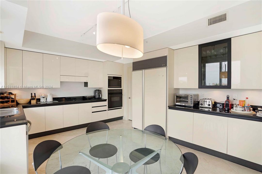 Недавно продано: $2,899,999 (3 спален, 4 ванн, 2500 Квадратных фут)