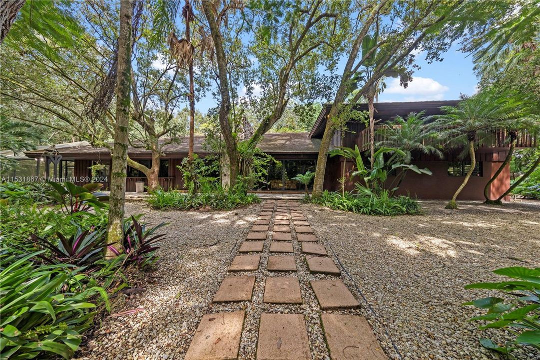 Recently Sold: $1,895,000 (5 beds, 4 baths, 6695 Square Feet)