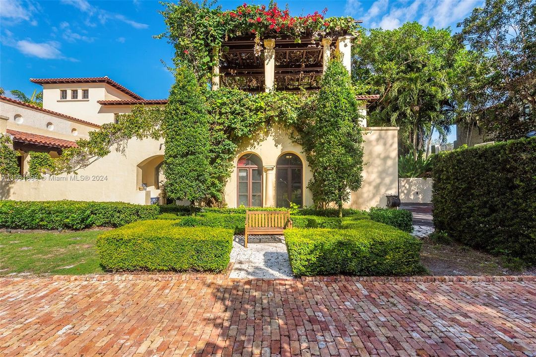Recently Sold: $11,995,000 (6 beds, 6 baths, 7712 Square Feet)