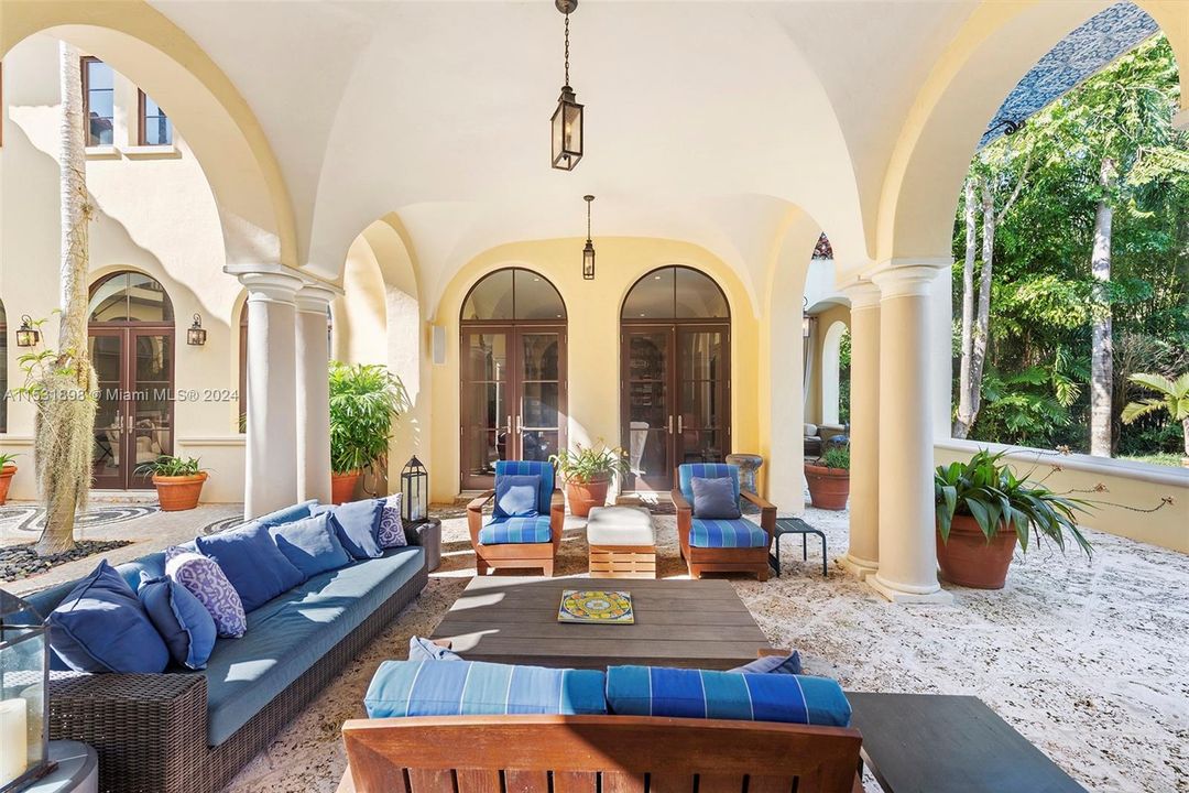 Recently Sold: $11,995,000 (6 beds, 6 baths, 7712 Square Feet)