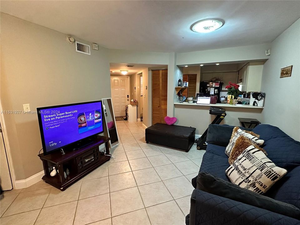 For Sale: $320,000 (2 beds, 1 baths, 850 Square Feet)