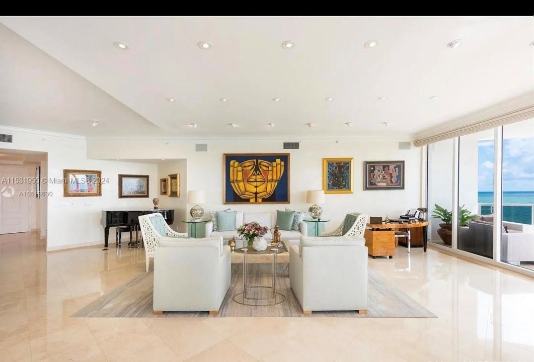 Activo con contrato: $4,975,000 (4 camas, 5 baños, 3820 Pies cuadrados)