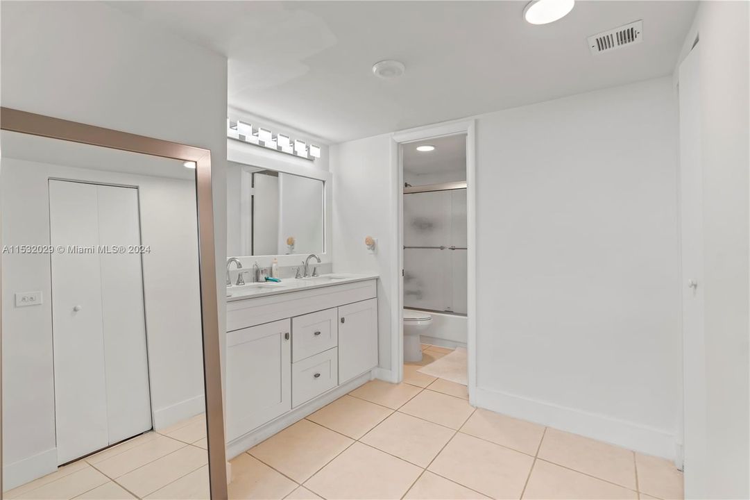 For Sale: $518,000 (1 beds, 2 baths, 824 Square Feet)