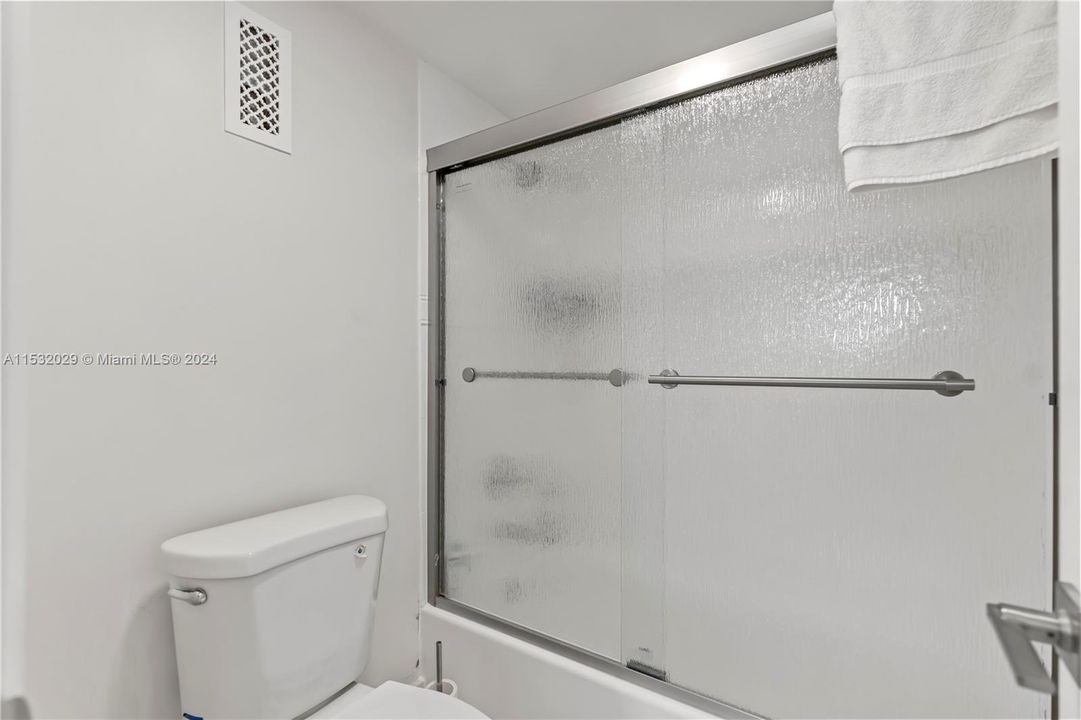 For Sale: $518,000 (1 beds, 2 baths, 824 Square Feet)