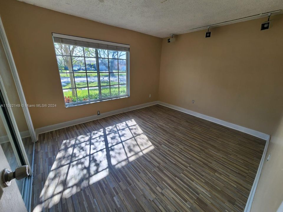 For Sale: $624,997 (5 beds, 2 baths, 1434 Square Feet)