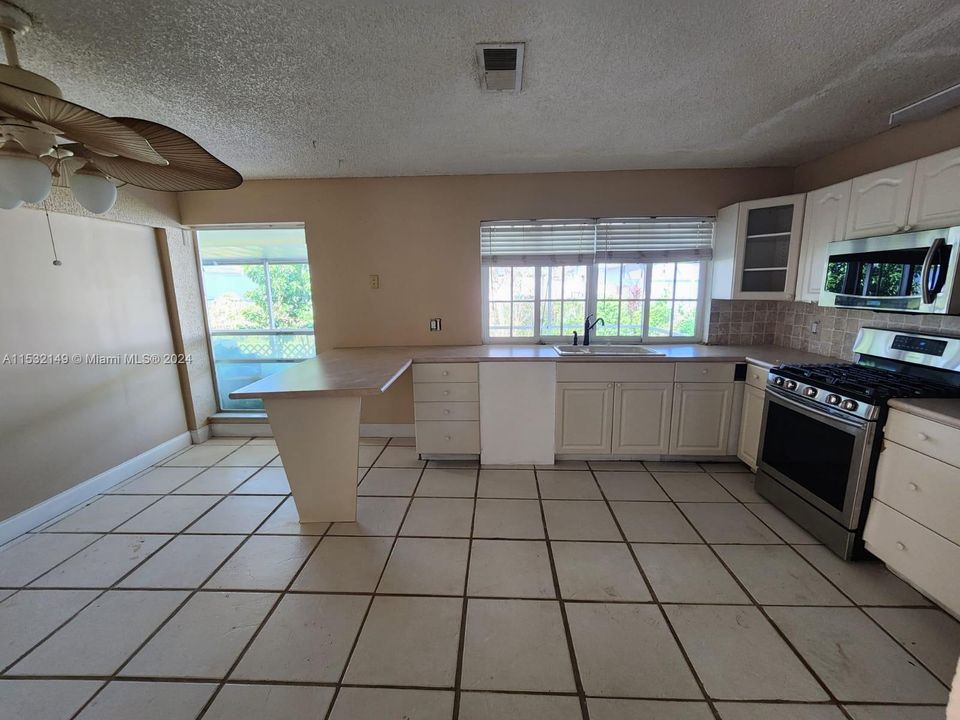 For Sale: $624,997 (5 beds, 2 baths, 1434 Square Feet)