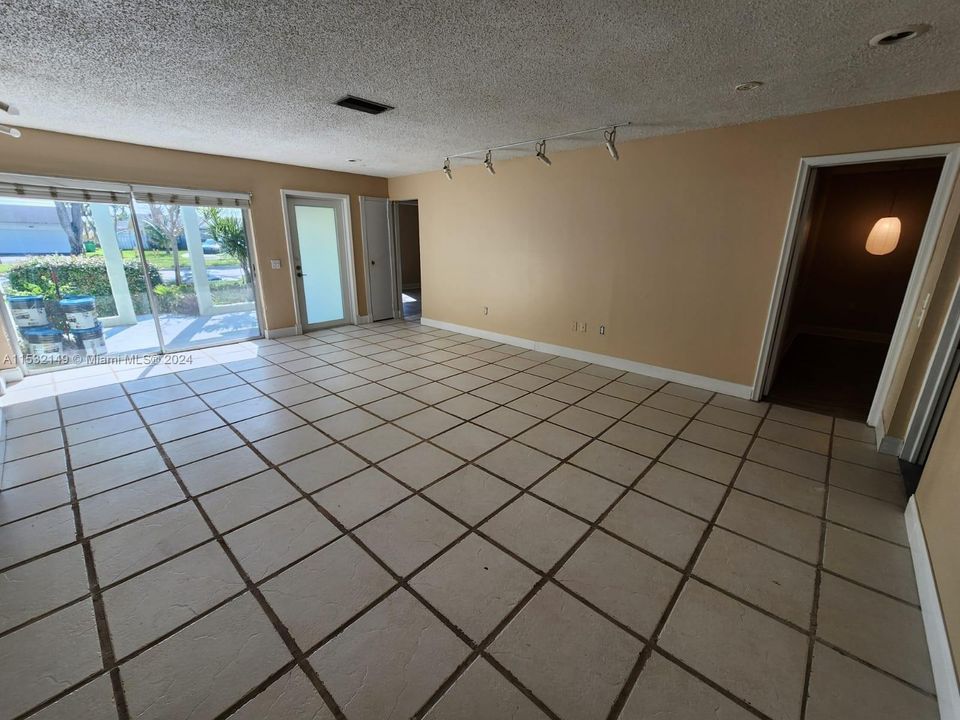 For Sale: $624,997 (5 beds, 2 baths, 1434 Square Feet)