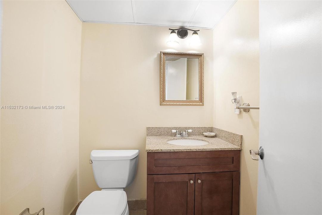 For Sale: $525,000 (1 beds, 1 baths, 910 Square Feet)