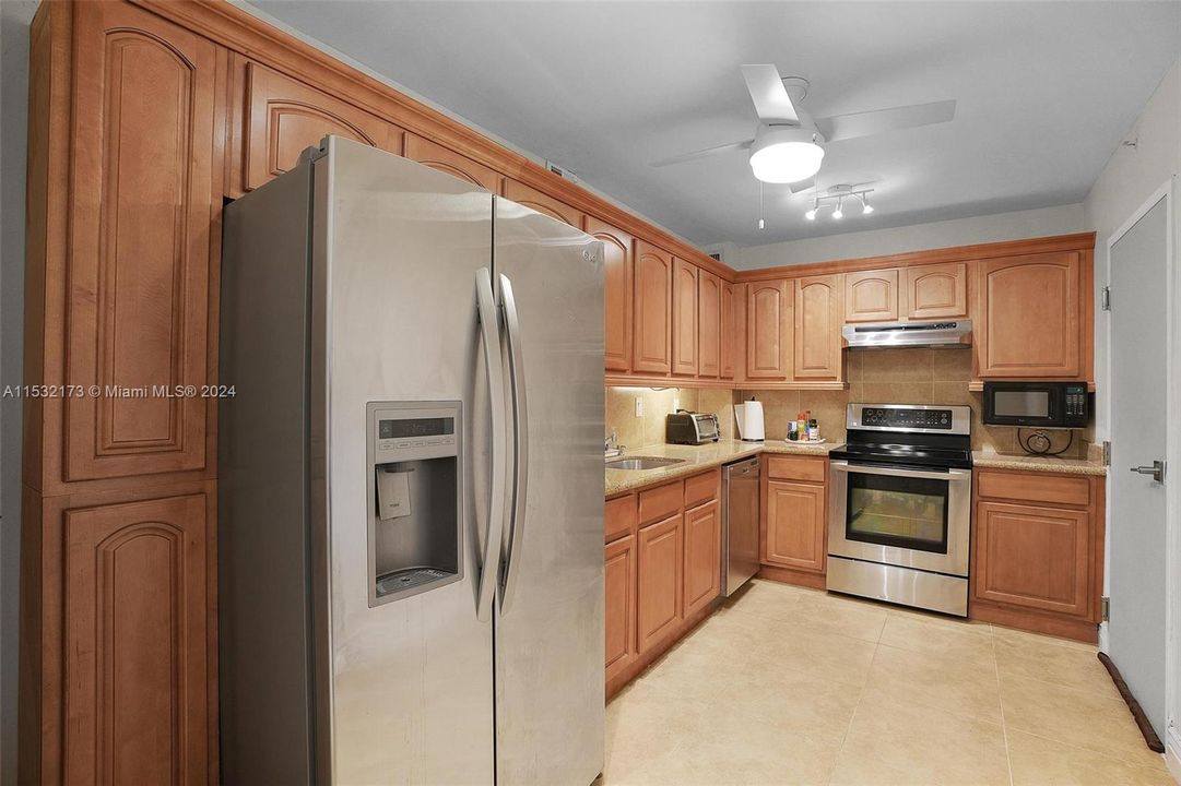 For Sale: $525,000 (1 beds, 1 baths, 910 Square Feet)