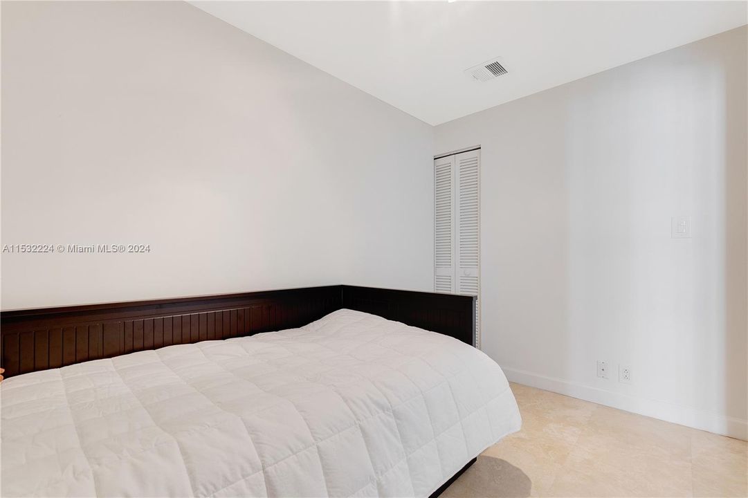 Active With Contract: $4,300 (1 beds, 2 baths, 1089 Square Feet)