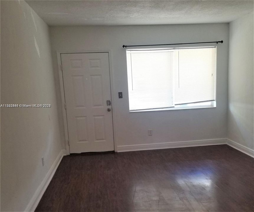 For Sale: $179,000 (1 beds, 1 baths, 636 Square Feet)