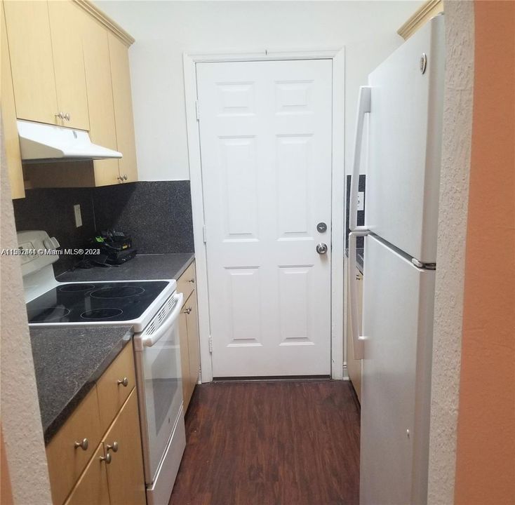 For Sale: $179,000 (1 beds, 1 baths, 636 Square Feet)