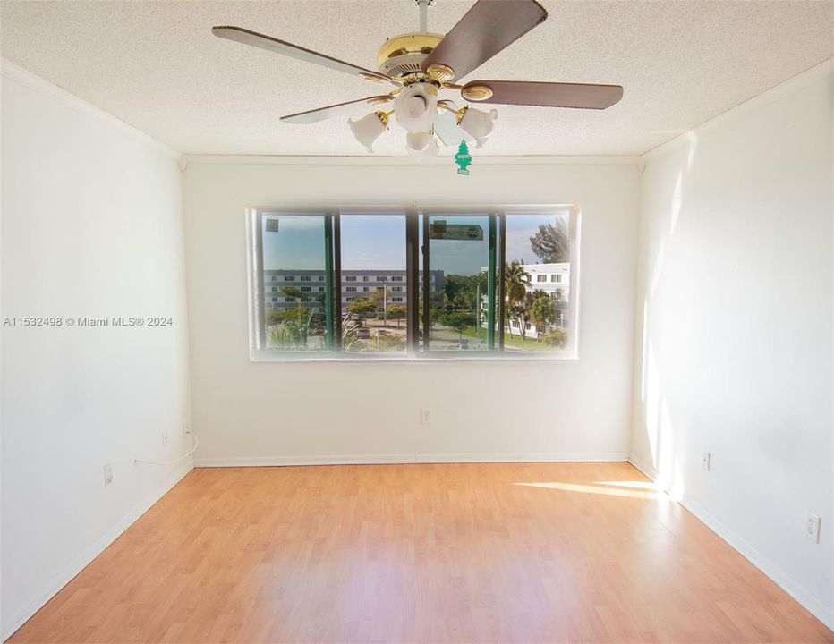 For Sale: $175,000 (2 beds, 1 baths, 1075 Square Feet)