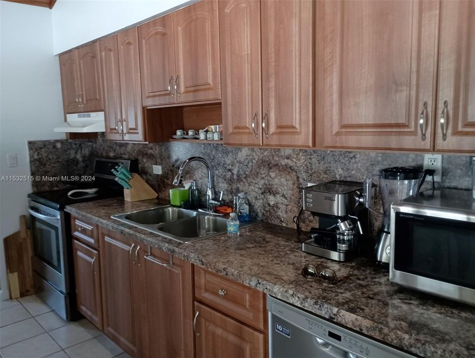 For Rent: $4,500 (2 beds, 1 baths, 976 Square Feet)