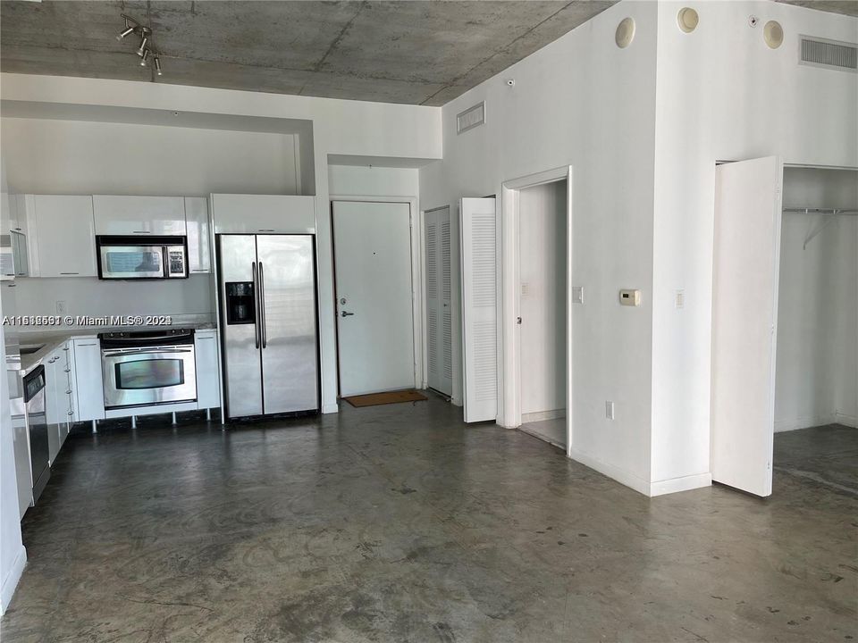 For Sale: $360,000 (1 beds, 1 baths, 662 Square Feet)