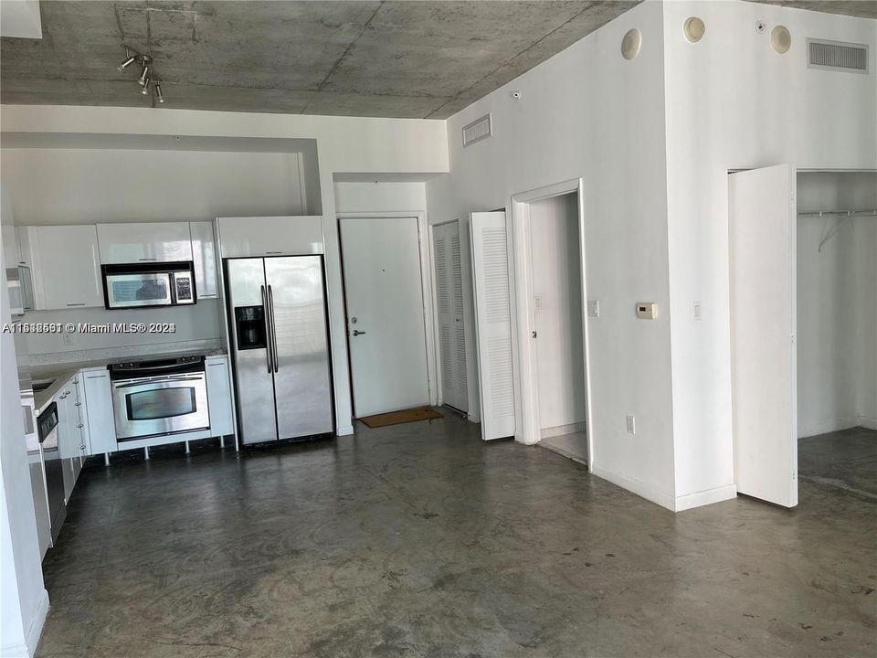 For Sale: $360,000 (1 beds, 1 baths, 662 Square Feet)