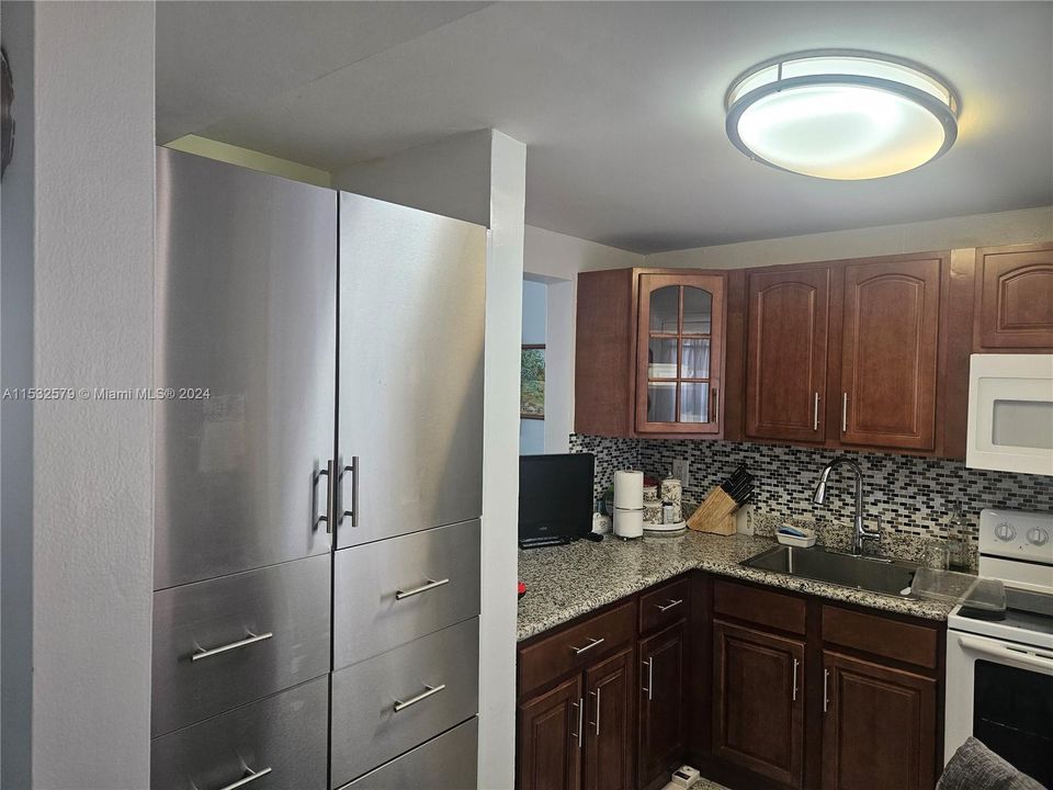 For Sale: $225,000 (1 beds, 1 baths, 768 Square Feet)